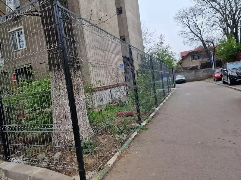 Gardurile de doi metri puse în jurul blocurilor în zona Baciului din Ferentari